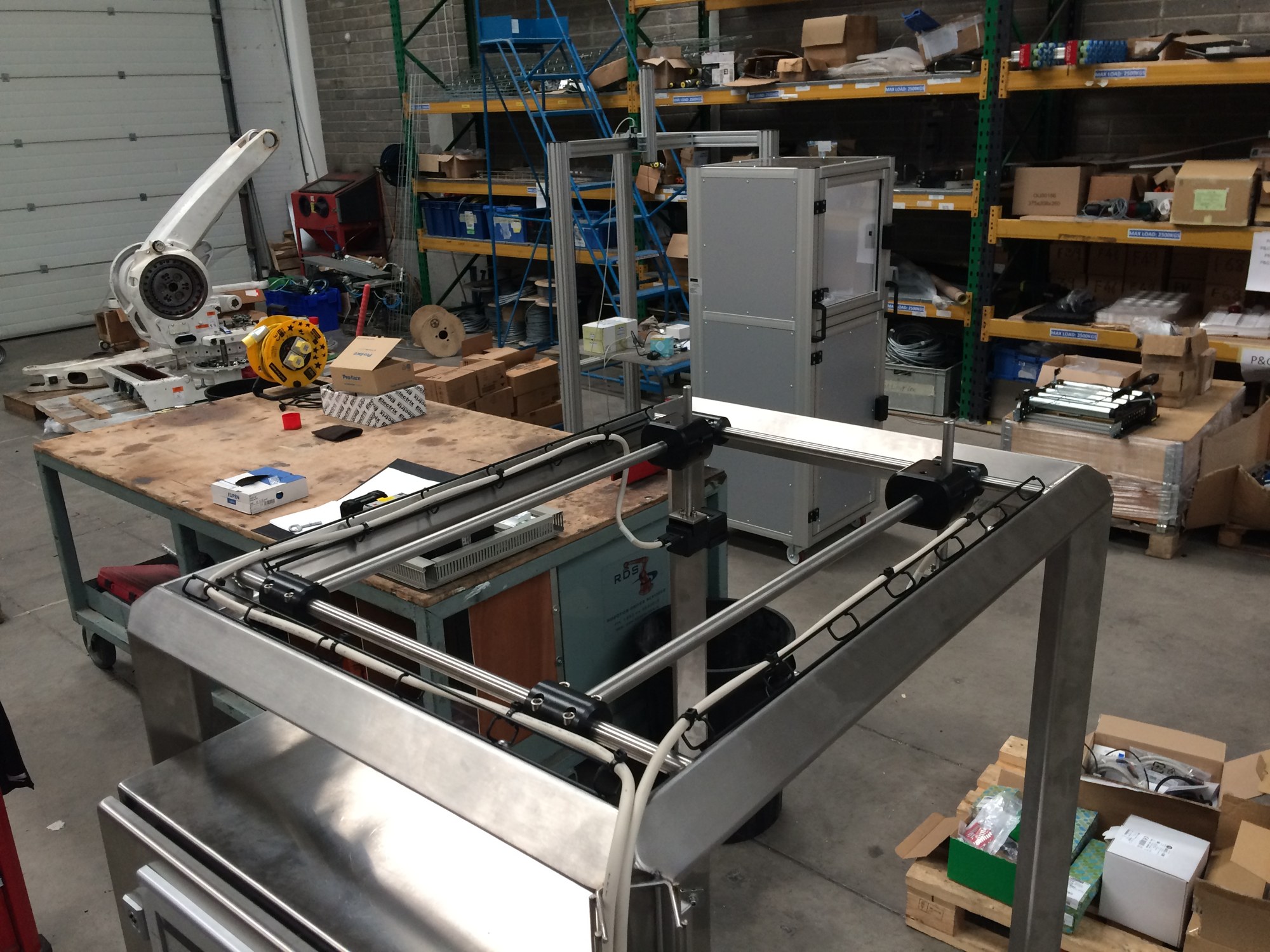 Workshop handling mechanism with paired linear guides on a metal frame